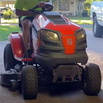 Husqvarna YTH22V46 Riding Mower