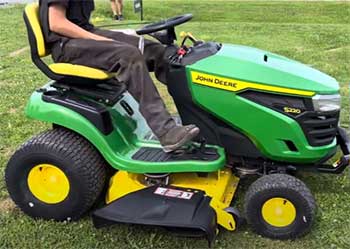 John Deere S220 Lawn Mower