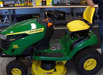 John Deere S220 Lawn Tractor Mower