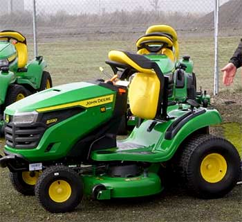 John Deere S220 Riding Lawn Mower