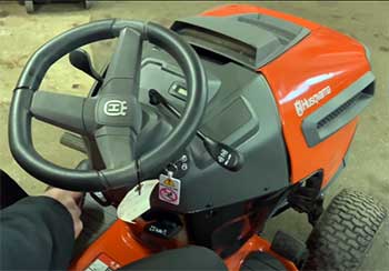 Husqvarna YTH22V46 Lawn Tractor