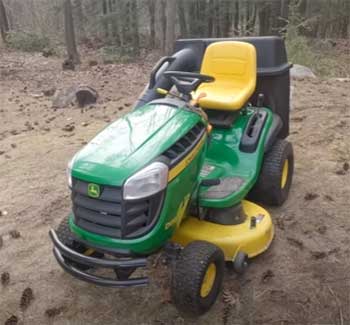 John Deere D130 lawn tractor