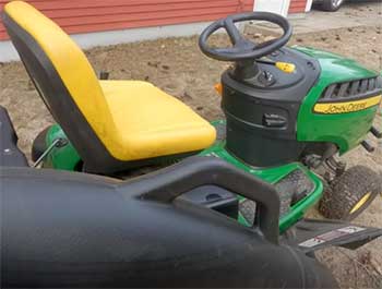 John Deere D130 lawn tractor