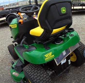 John Deere S140 Lawn Tractor