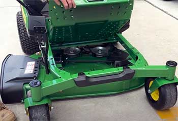 John Deere Z320M Zero-Turn Mower