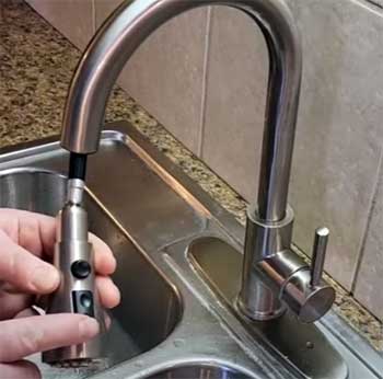WEWE single-handle high arc pull-out kitchen faucet