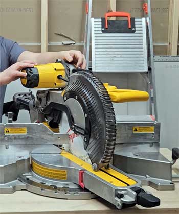 DeWalt DWS780 Sliding Compound Miter Saw